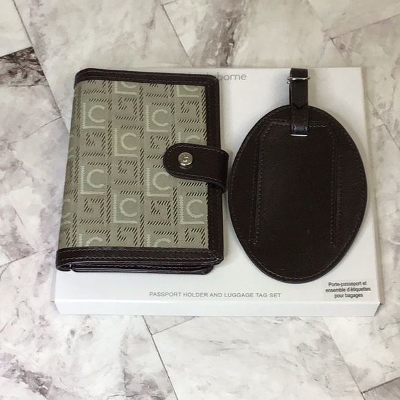 Liz Clairborne passport holder and luggage tag set - Picture 1 of 3